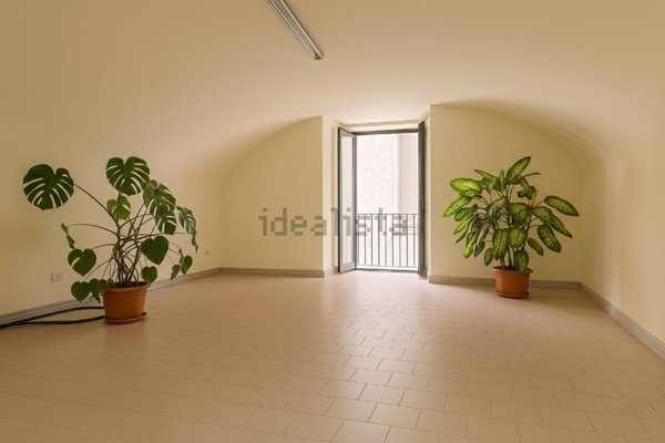 locale commerciale in affitto a Napoli in zona Pendino / San Giuseppe