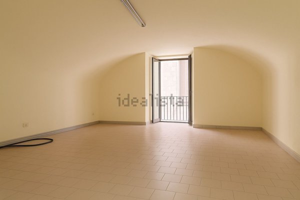 locale commerciale in affitto a Napoli in zona Pendino / San Giuseppe