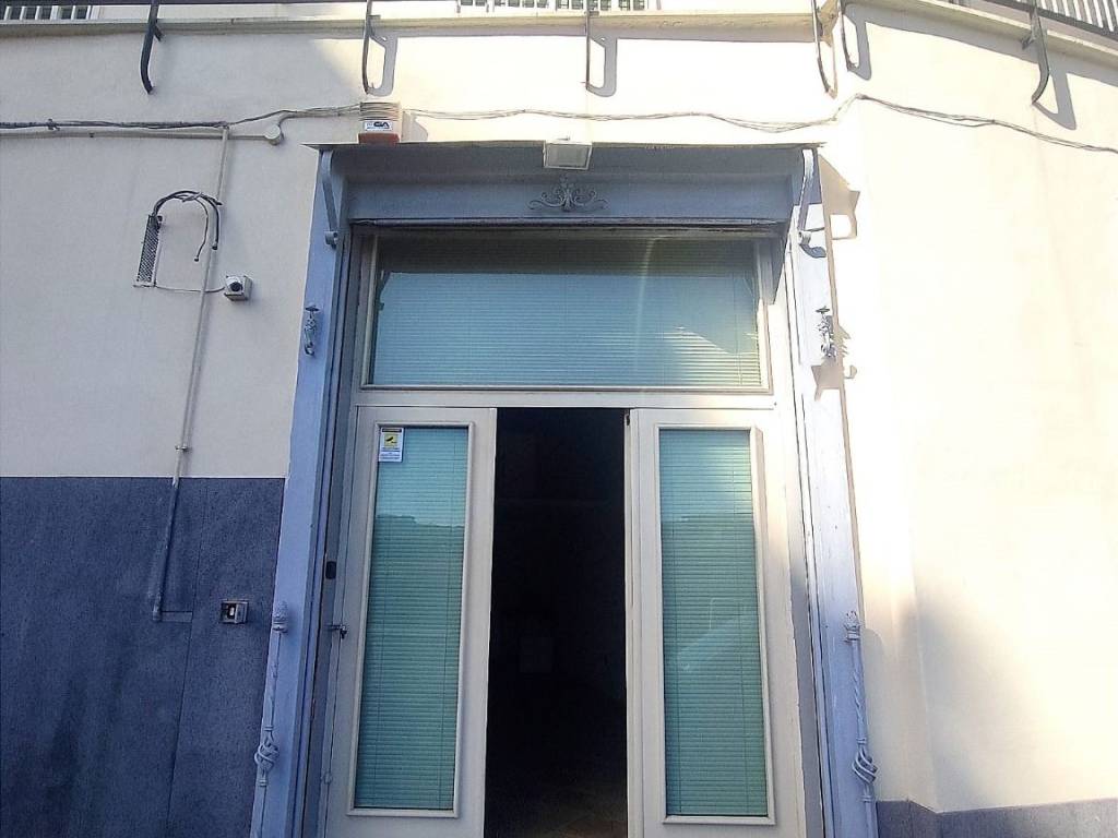 negozio in affitto a Napoli in zona Arenella