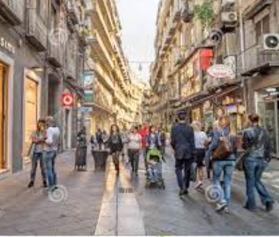 negozio in affitto a Napoli in zona Chiaia