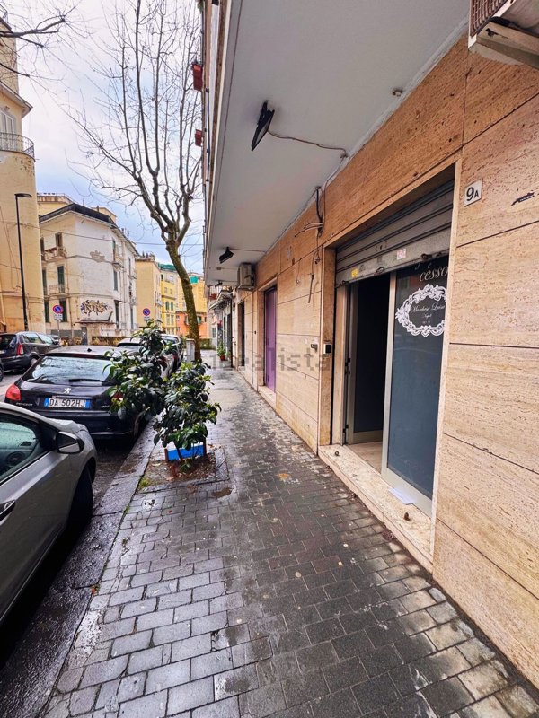 locale commerciale in affitto a Napoli in zona Vomero