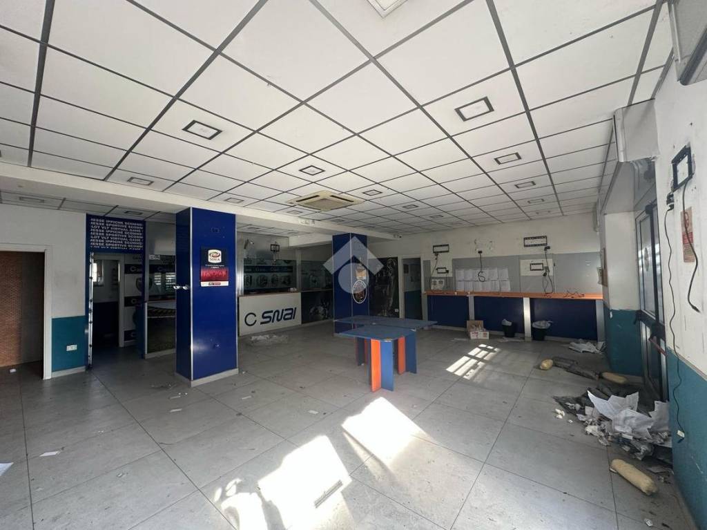 negozio in affitto a Napoli in zona Secondigliano