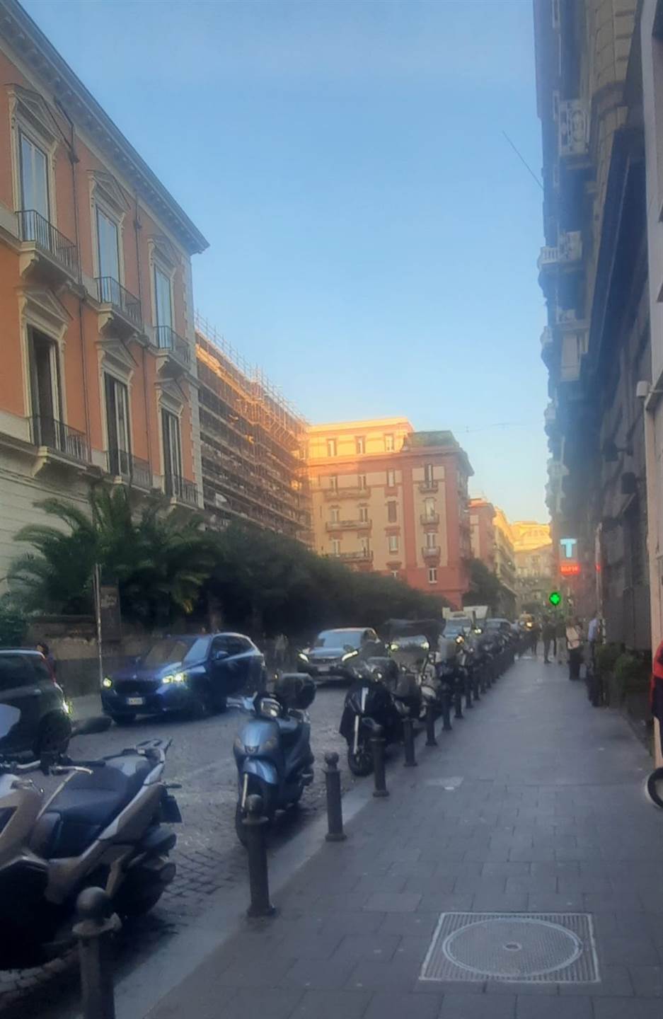 negozio in affitto a Napoli in zona Chiaia