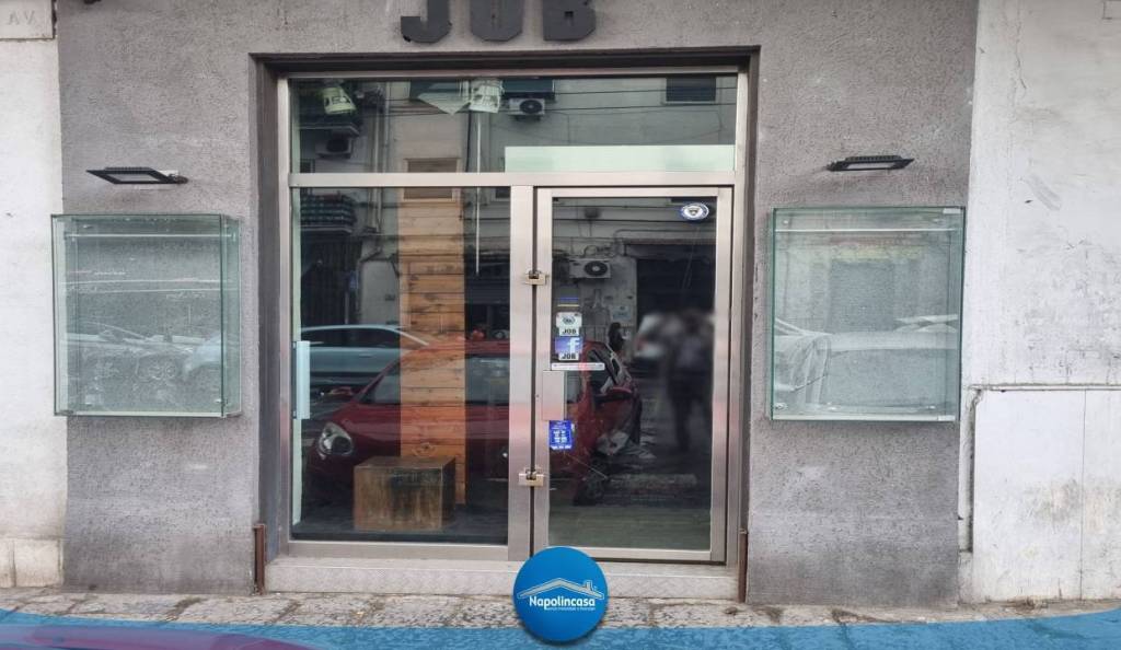 negozio in affitto a Napoli in zona San Carlo all'Arena