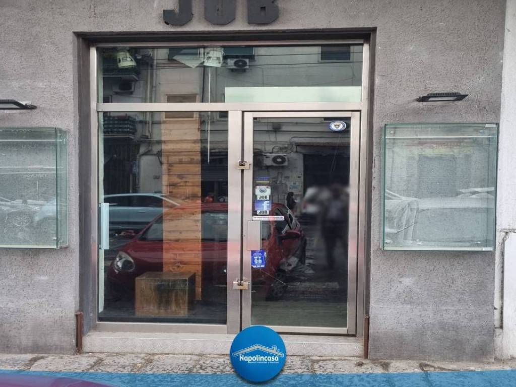 negozio in affitto a Napoli in zona San Carlo all'Arena