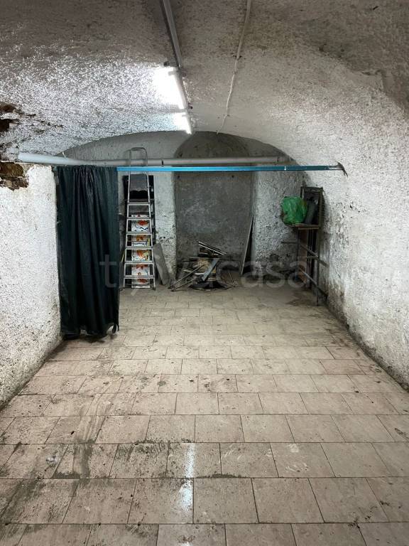negozio in affitto a Napoli in zona Chiaia