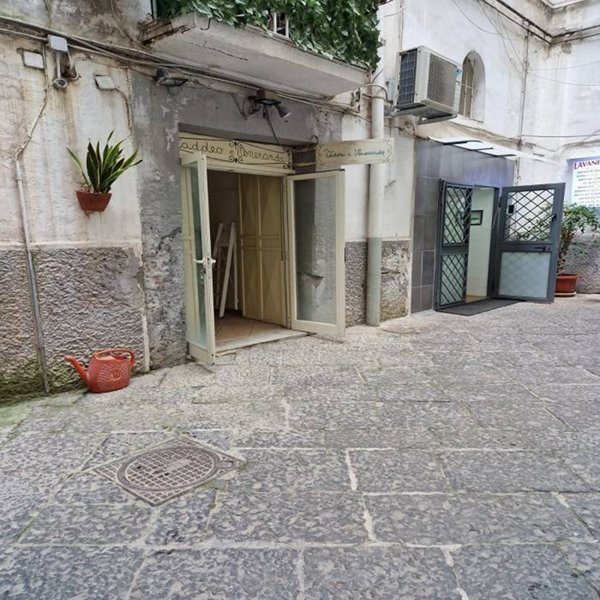 negozio in affitto a Napoli in zona Chiaia