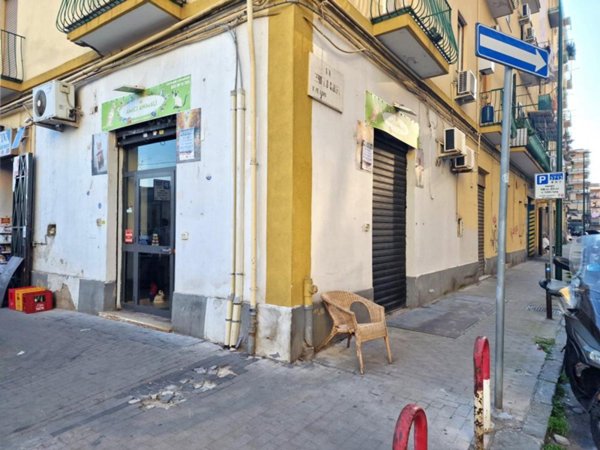 negozio in affitto a Napoli in zona Mercato