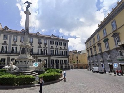 negozio in affitto a Napoli in zona Chiaia