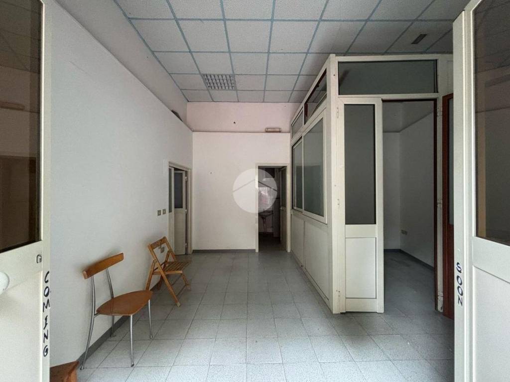 negozio in affitto a Napoli in zona San Carlo all'Arena