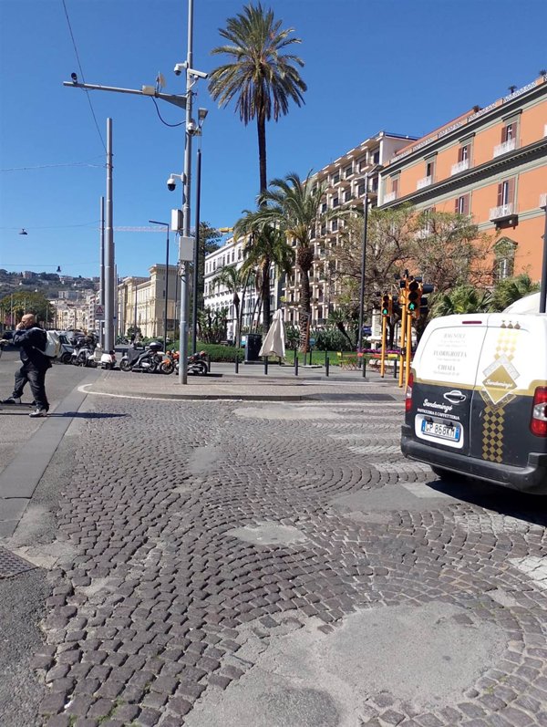 negozio in affitto a Napoli in zona Chiaia