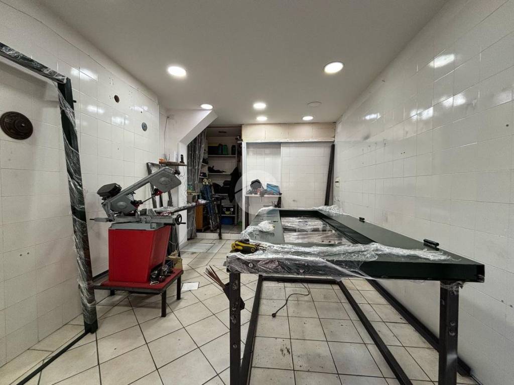 negozio in affitto a Napoli in zona San Carlo all'Arena