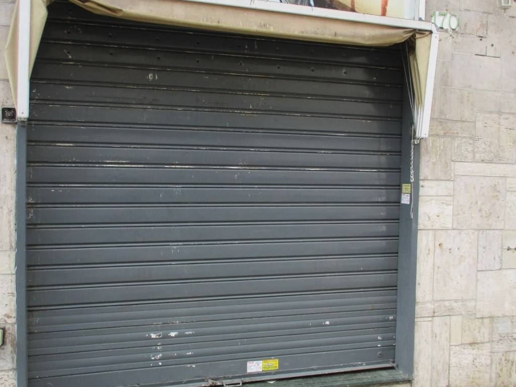 negozio in affitto a Napoli in zona Arenella
