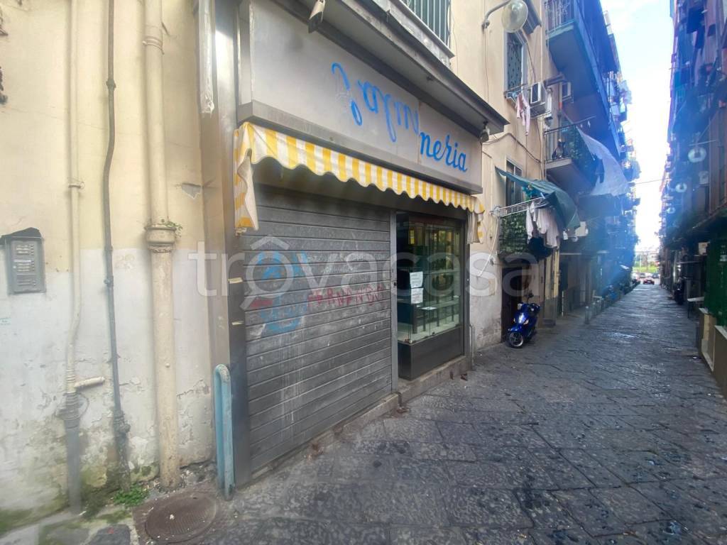 negozio in affitto a Napoli in zona Chiaia