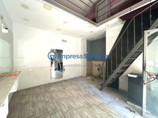 negozio in affitto a Napoli in zona Arenella