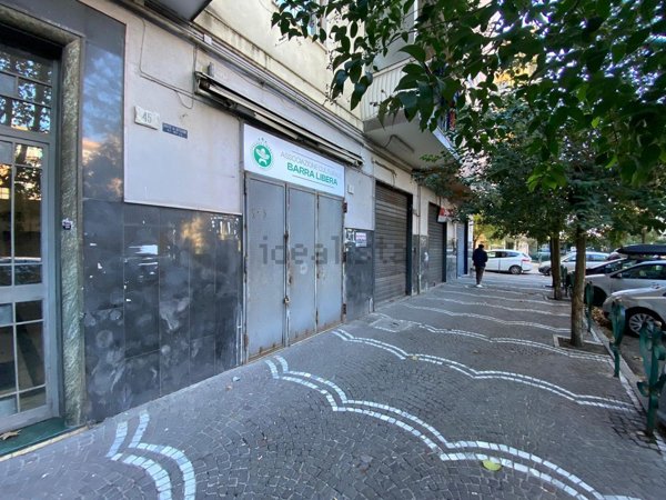 locale commerciale in affitto a Napoli in zona Barra