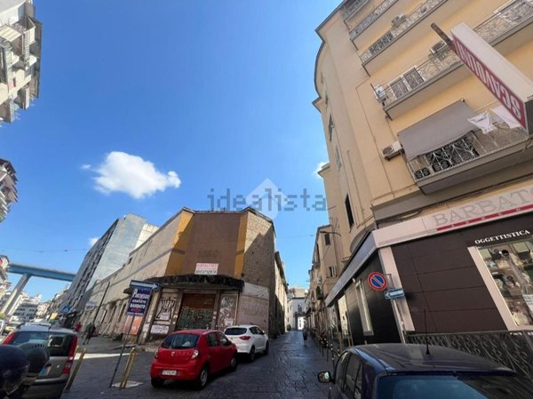 locale commerciale in affitto a Napoli in zona San Carlo all'Arena