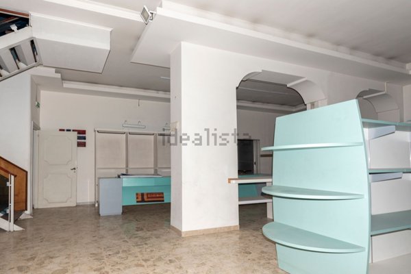locale commerciale in affitto a Napoli in zona Chiaia