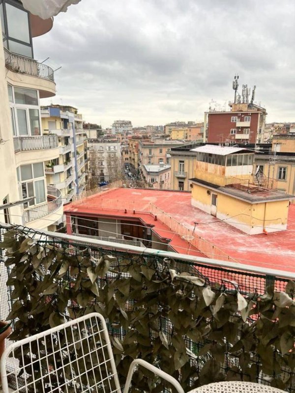 negozio in affitto a Napoli in zona Vomero