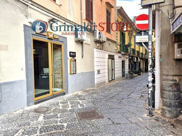 negozio in affitto a Napoli in zona Chiaia