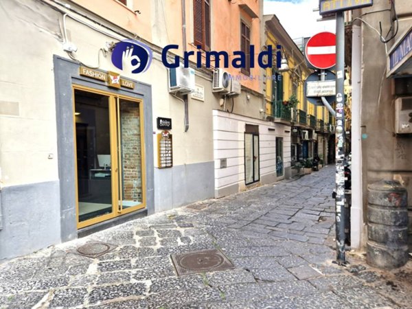negozio in affitto a Napoli in zona Chiaia