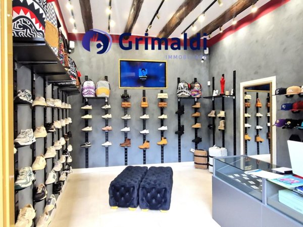 negozio in affitto a Napoli in zona Chiaia