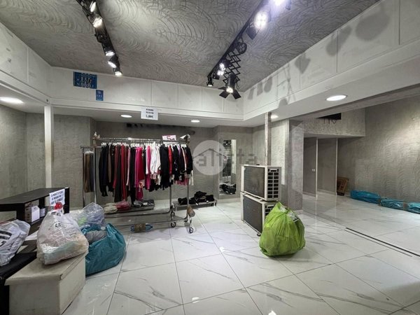 locale commerciale in affitto a Napoli in zona San Carlo all'Arena