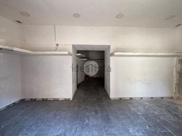 locale commerciale in affitto a Napoli in zona San Carlo all'Arena