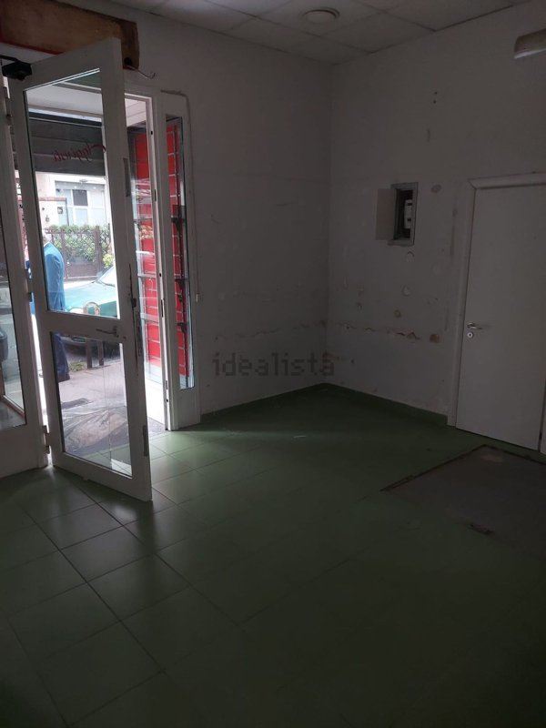 locale commerciale in affitto a Napoli in zona Vomero