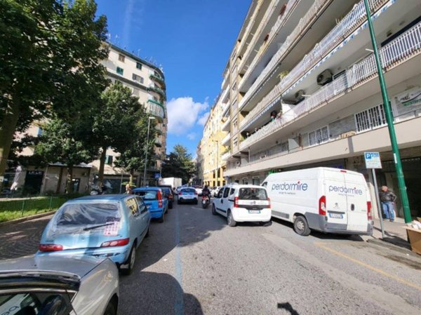 negozio in affitto a Napoli in zona Fuorigrotta
