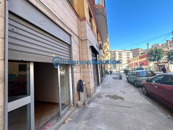 negozio in affitto a Napoli in zona Arenella
