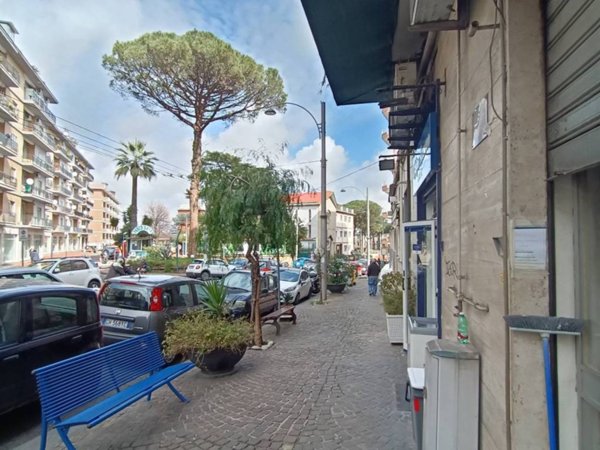 negozio in affitto a Napoli in zona Capodimonte / Colli Aminei