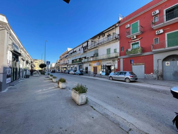 negozio in affitto a Napoli in zona Capodichino