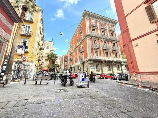 negozio in affitto a Napoli in zona Chiaia