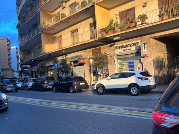 negozio in affitto a Napoli in zona Vomero
