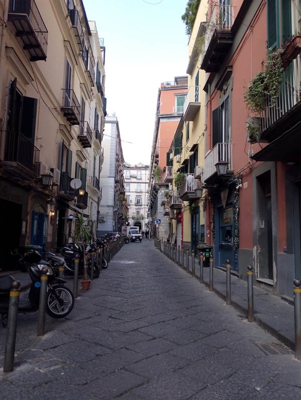 negozio in affitto a Napoli in zona Chiaia