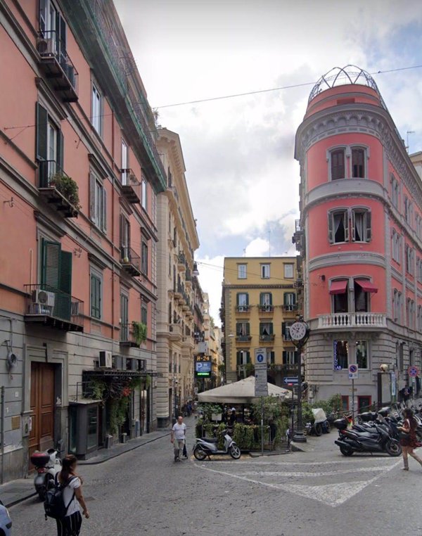 negozio in affitto a Napoli in zona Chiaia