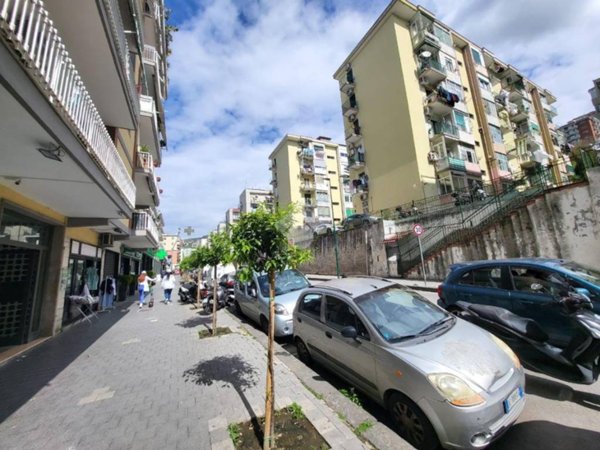 negozio in affitto a Napoli in zona Fuorigrotta