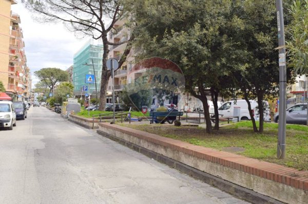 negozio in affitto a Napoli in zona Capodimonte / Colli Aminei