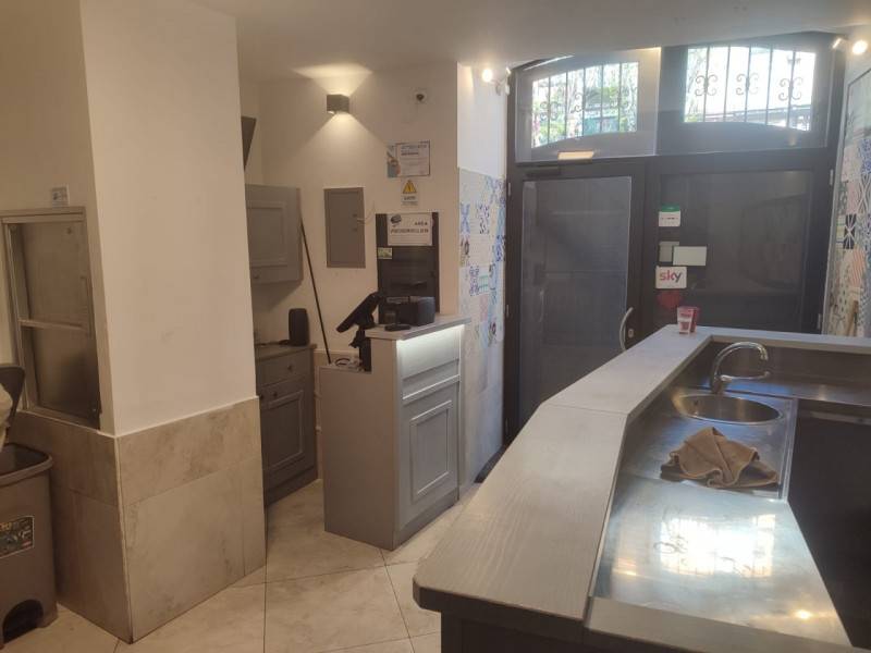 locale commerciale in affitto a Napoli in zona Vicaria