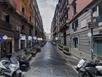 negozio in affitto a Napoli in zona Chiaia