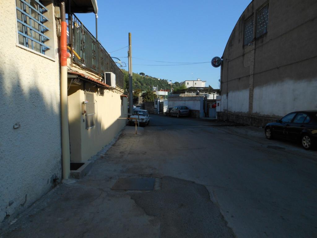 locale commerciale in affitto a Napoli in zona Bagnoli