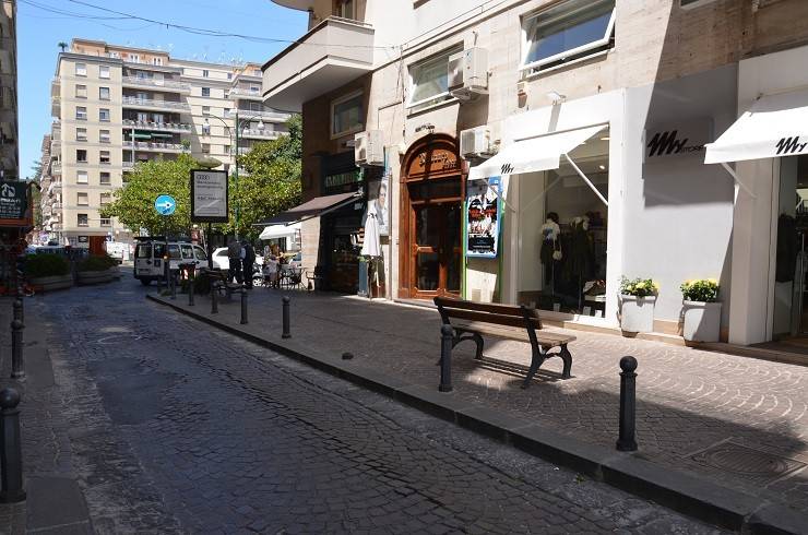 negozio in affitto a Napoli in zona Chiaia