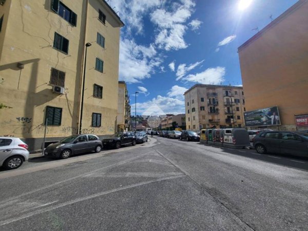 negozio in affitto a Napoli in zona Fuorigrotta
