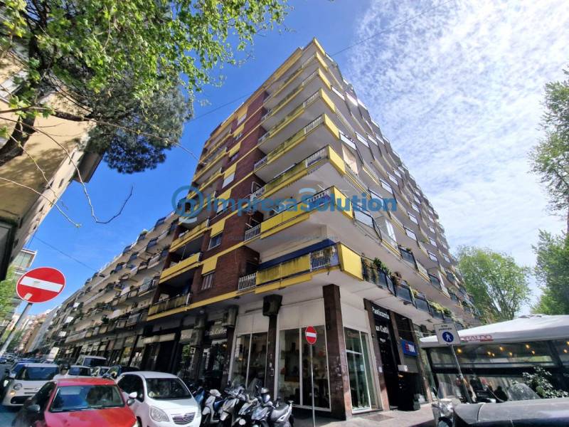 negozio in affitto a Napoli in zona Vomero