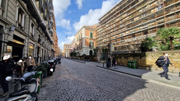 negozio in affitto a Napoli in zona Chiaia