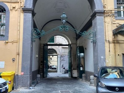 negozio in affitto a Napoli in zona Chiaia