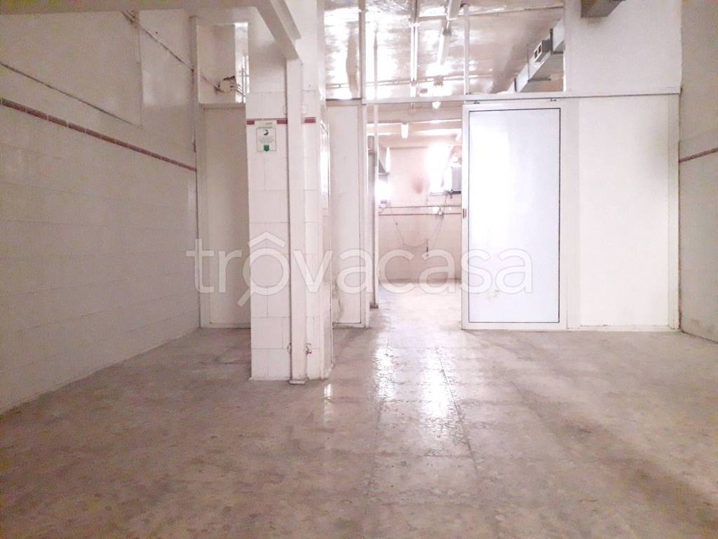 negozio in affitto a Napoli in zona Vomero