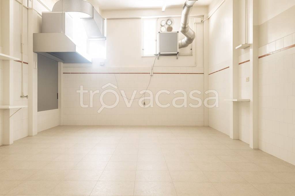 negozio in affitto a Napoli in zona Vomero