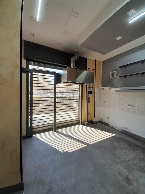 locale commerciale in affitto a Napoli in zona Fuorigrotta